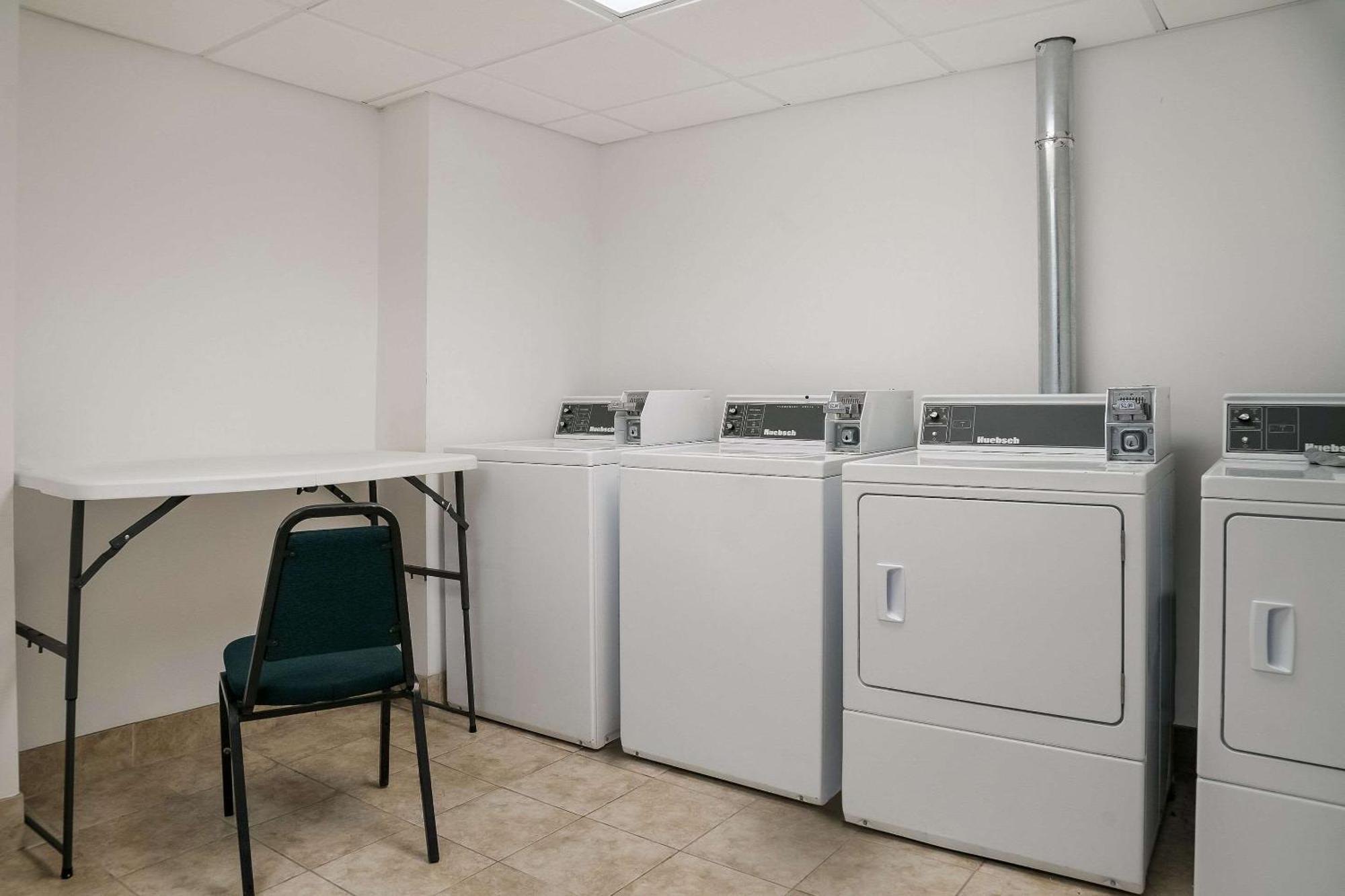 Quality Inn & Suites Saginaw Buitenkant foto