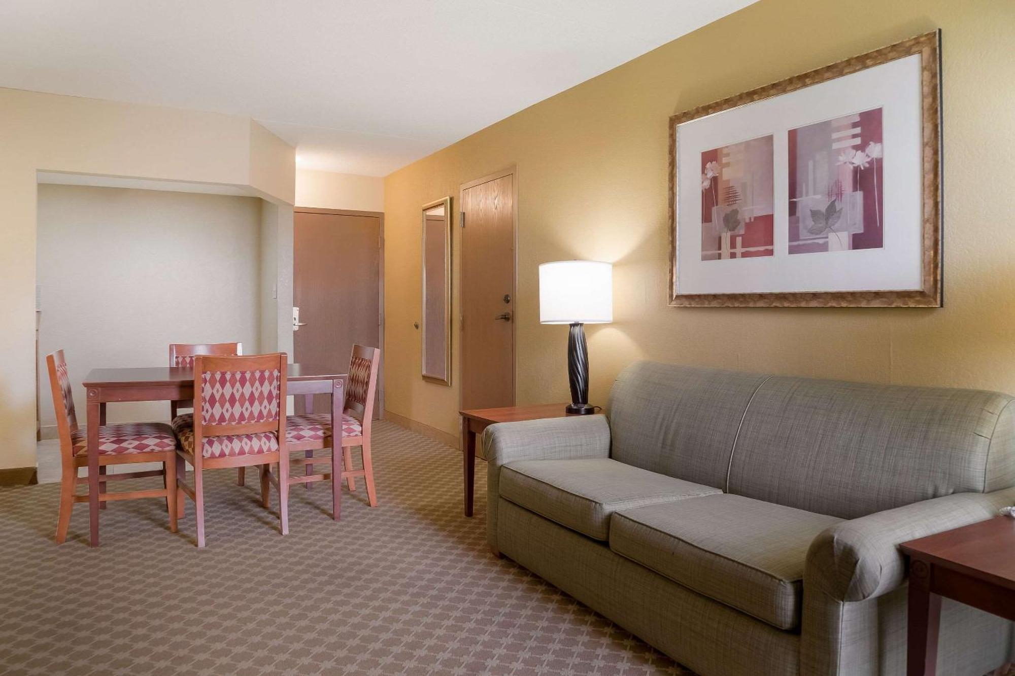 Quality Inn & Suites Saginaw Buitenkant foto
