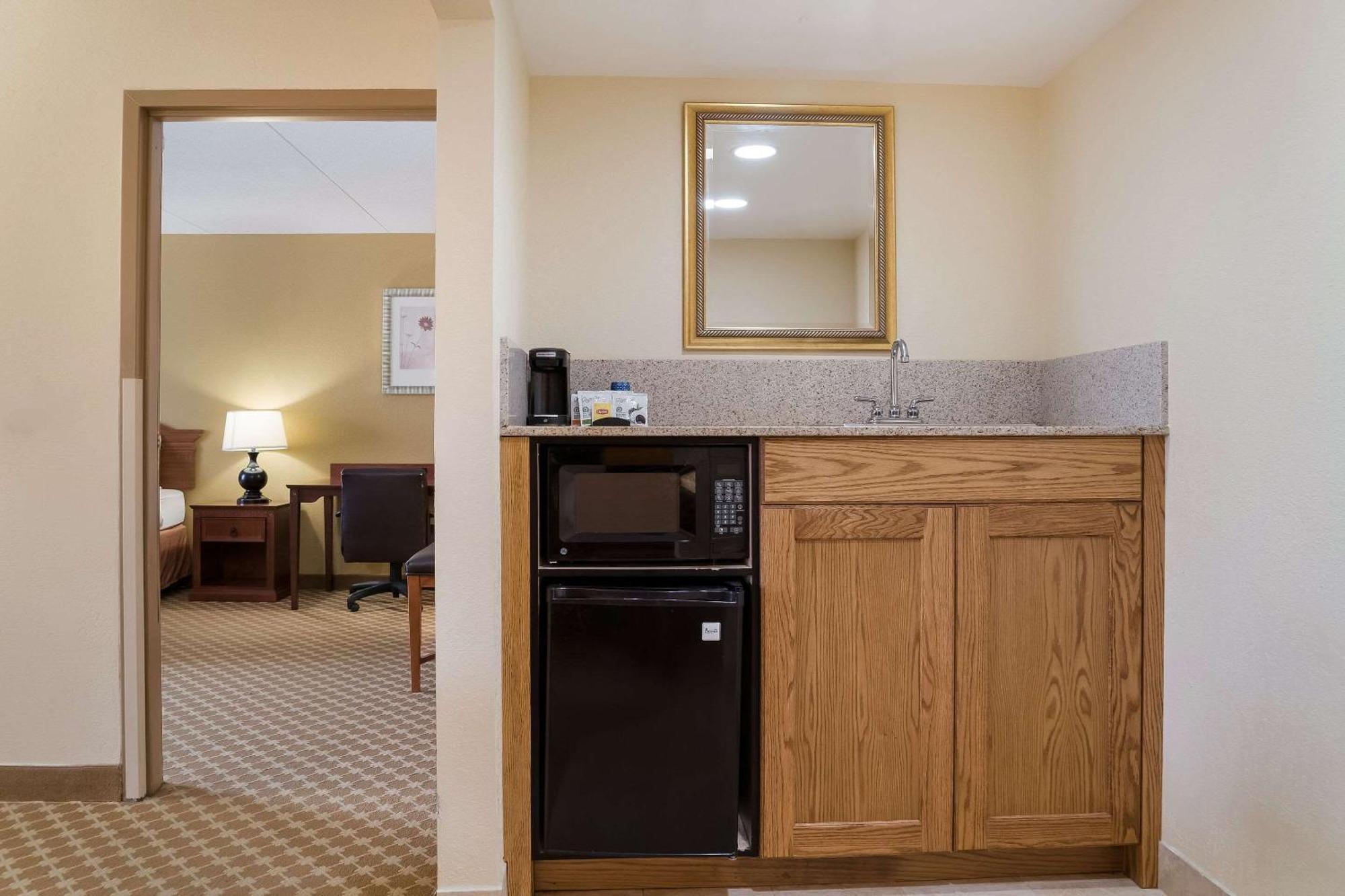 Quality Inn & Suites Saginaw Buitenkant foto