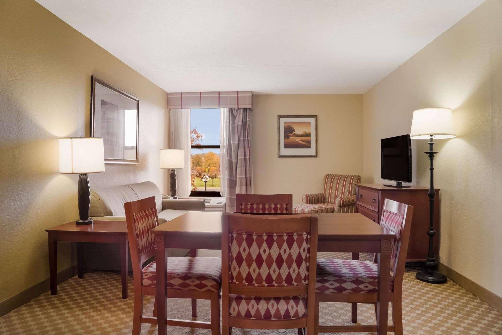 Quality Inn & Suites Saginaw Buitenkant foto