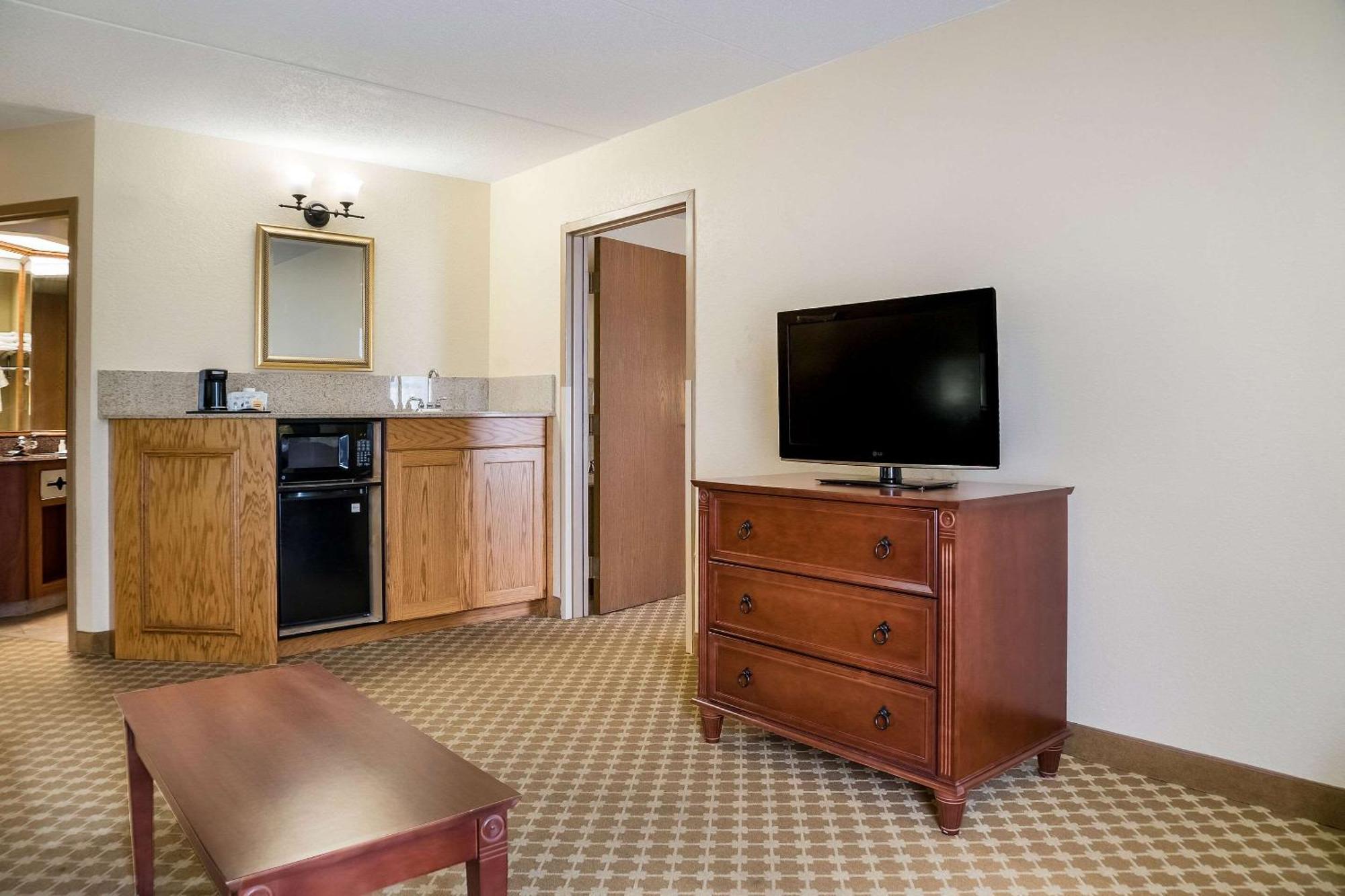 Quality Inn & Suites Saginaw Buitenkant foto