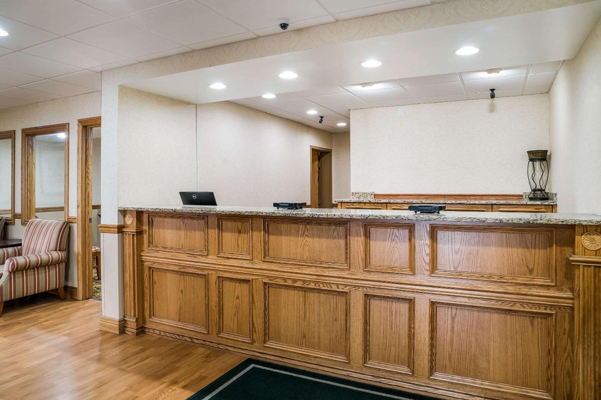 Quality Inn & Suites Saginaw Buitenkant foto