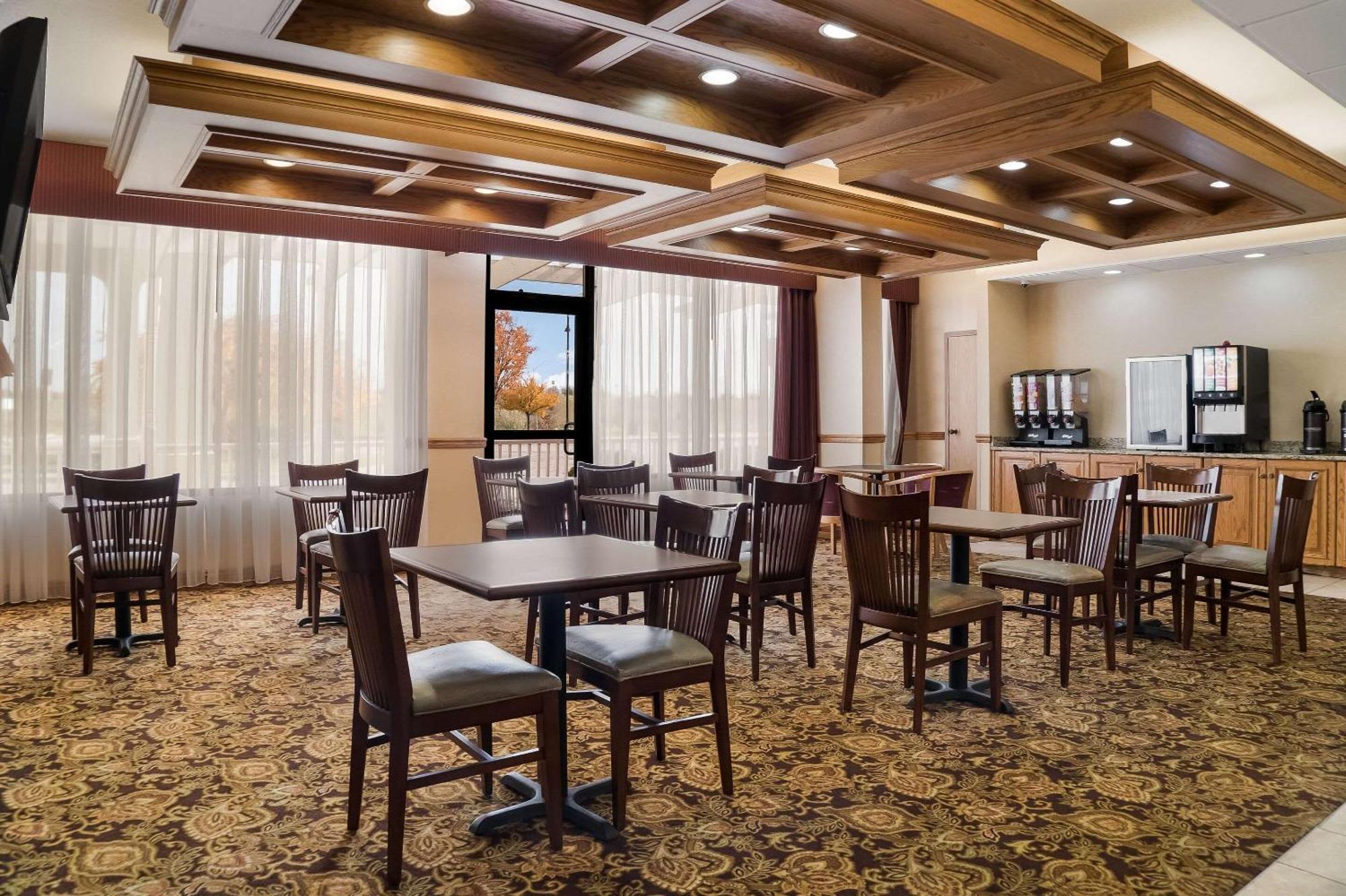 Quality Inn & Suites Saginaw Buitenkant foto