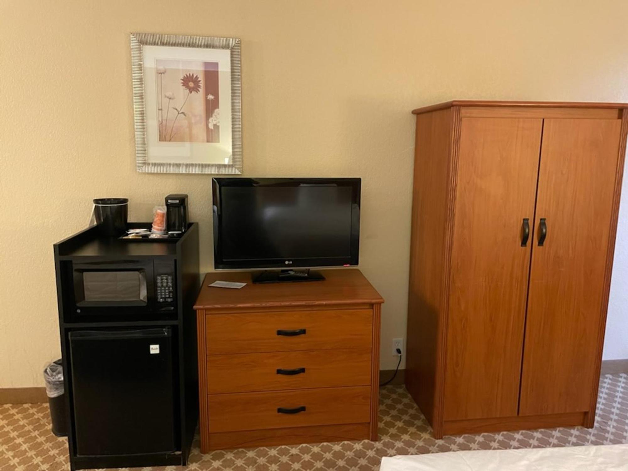 Quality Inn & Suites Saginaw Buitenkant foto