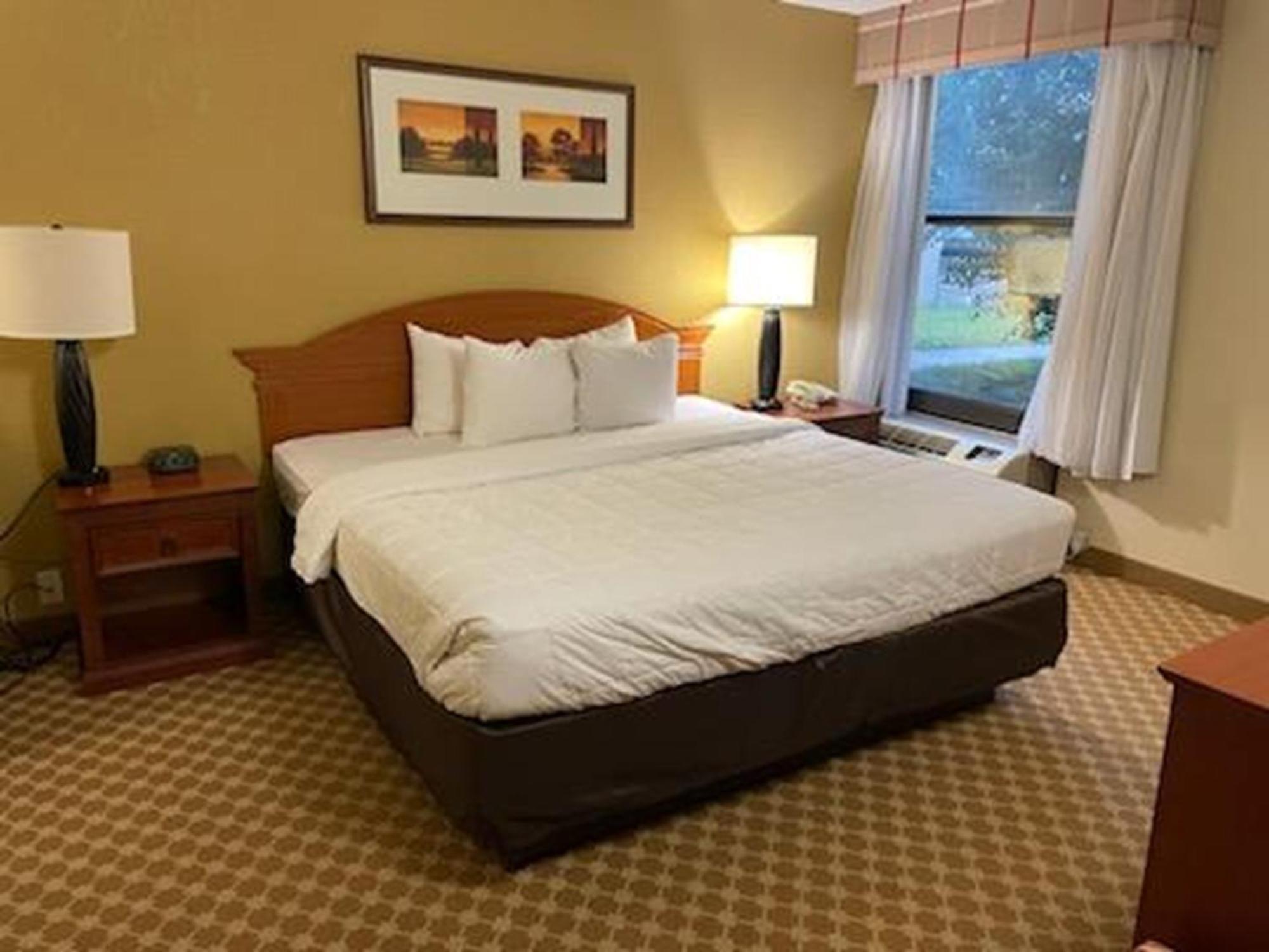 Quality Inn & Suites Saginaw Buitenkant foto