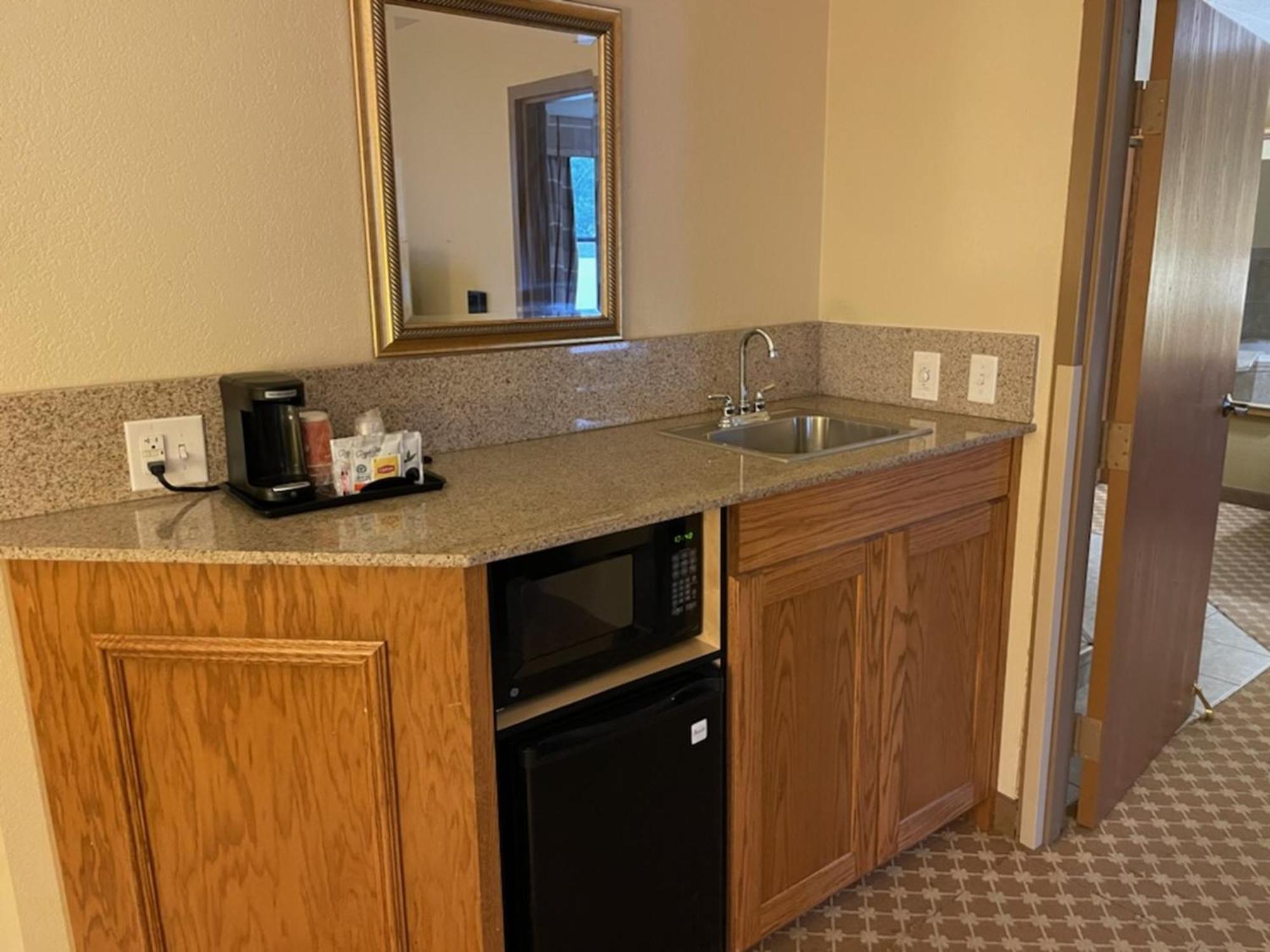 Quality Inn & Suites Saginaw Buitenkant foto