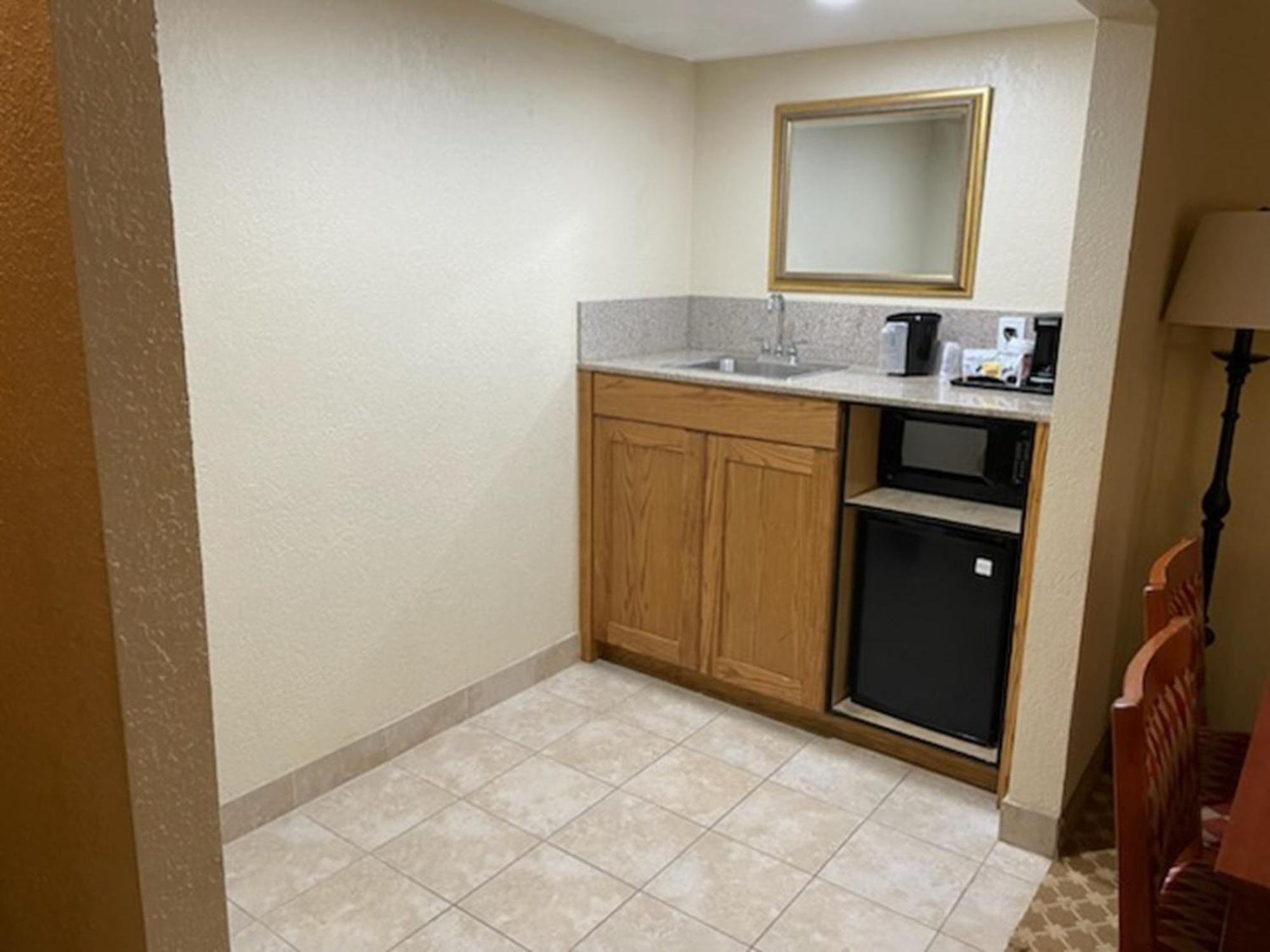 Quality Inn & Suites Saginaw Buitenkant foto