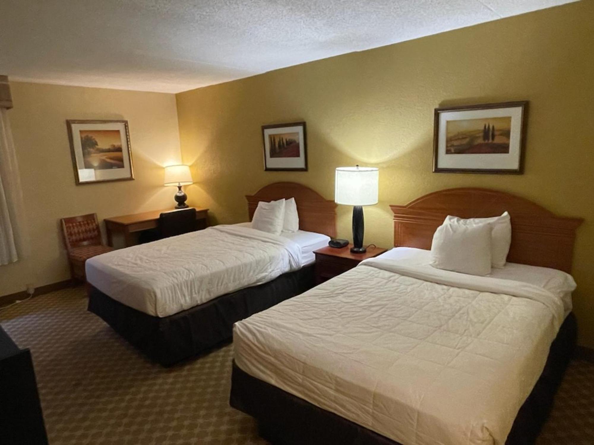 Quality Inn & Suites Saginaw Buitenkant foto